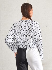 SHEIN EZwear 1入組滿版印花袋鼠口袋落肩袖套頭衫 - 黑與白 - 查看 2