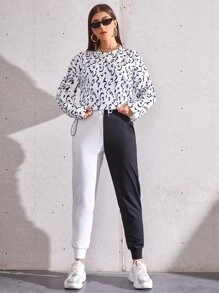 SHEIN EZwear 1入組滿版印花袋鼠口袋落肩袖套頭衫 - 黑與白 - 查看 3