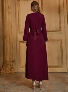 Al Najma فستان كافتان بحاشية رباط وتطريز باللون الأحمر البوردو