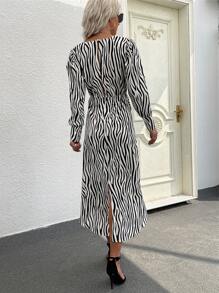 SHEIN Unity Vestido de rayas de cebra escote cruzado fruncido bajo asimétrico - Blanco y Negro - Ver 2