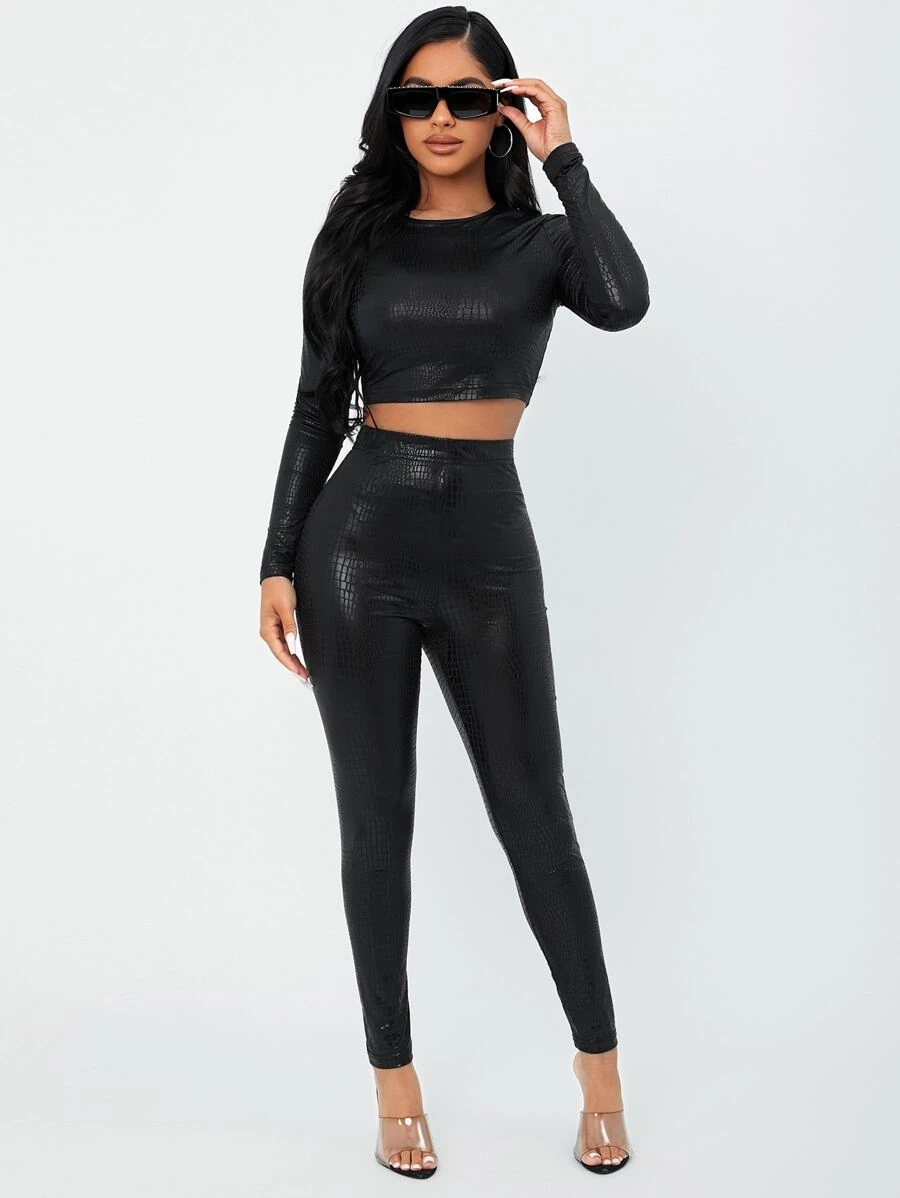 SHEIN SXY de cocodrilo en relieve Camiseta corta & Pantalones Conjunto