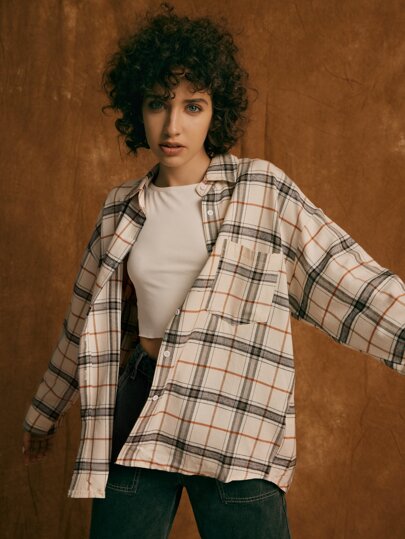 قميص مربعات ملونة منخفض الاكتاف مزينة بأزرار جيب امامي