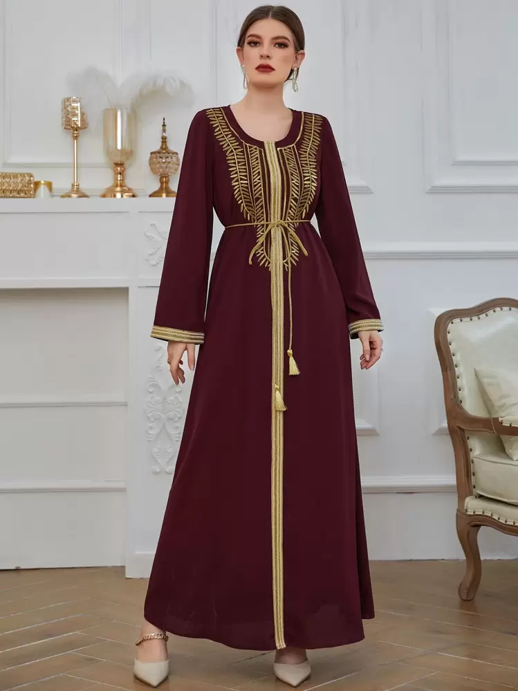 SHEIN Najma Caftán planta con bordado con cinta en contraste con fleco con cinturón - Granate - Añade 1