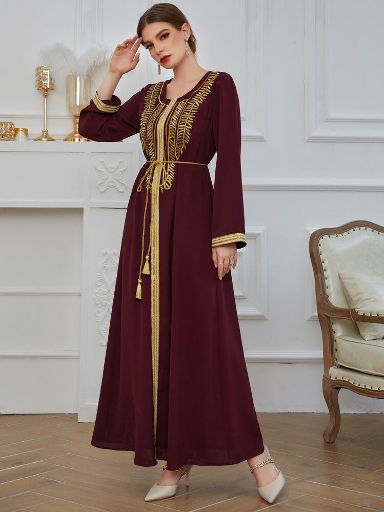 SHEIN Najma Caftán planta con bordado con cinta en contraste con fleco con cinturón - Granate - Añade 3