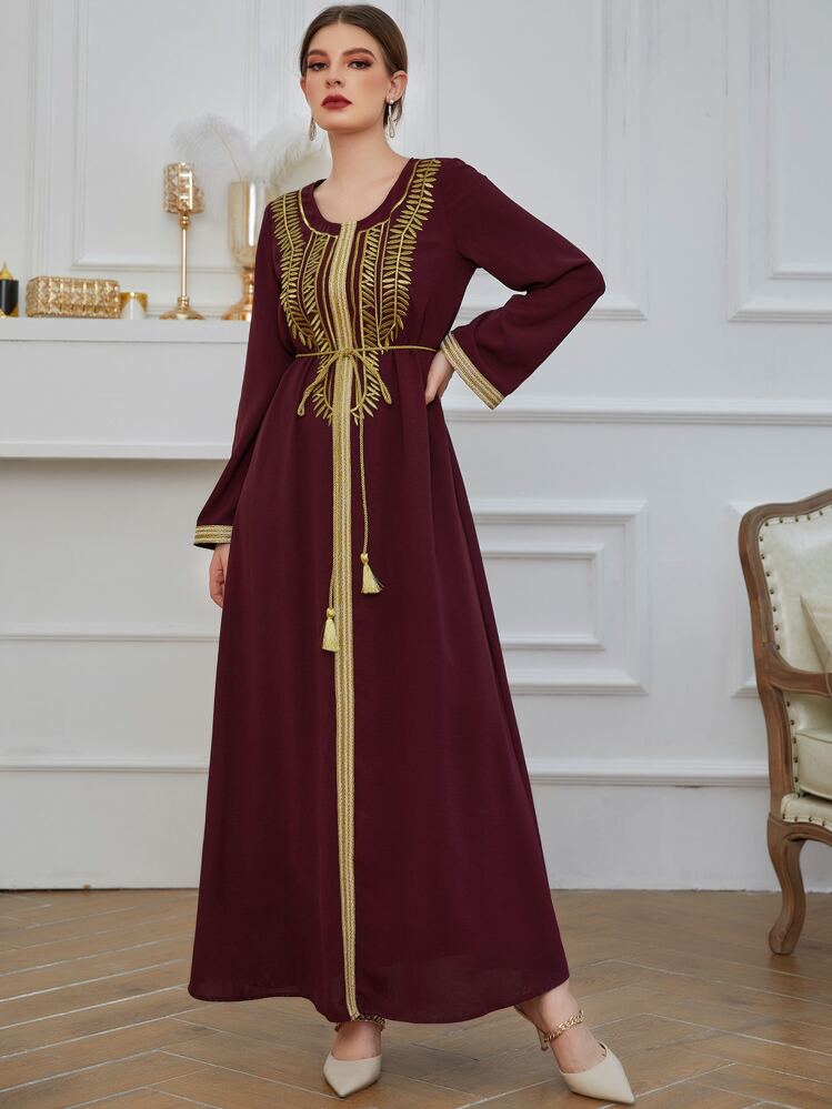 SHEIN Najma Caftán planta con bordado con cinta en contraste con fleco con cinturón - Granate - Añade 4