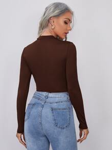 RueChic Mock Neck Solid Crop Tee - Màu nâu Sô-cô-la - Xem 2