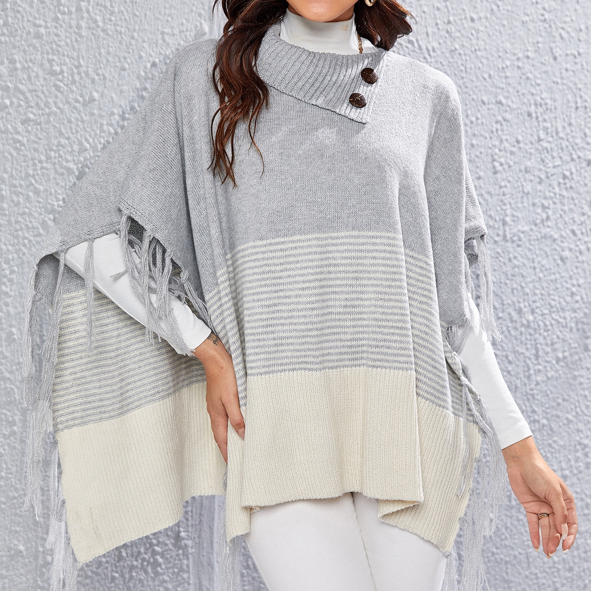 Пончо в полоску двухцветный с бахромой вязаный