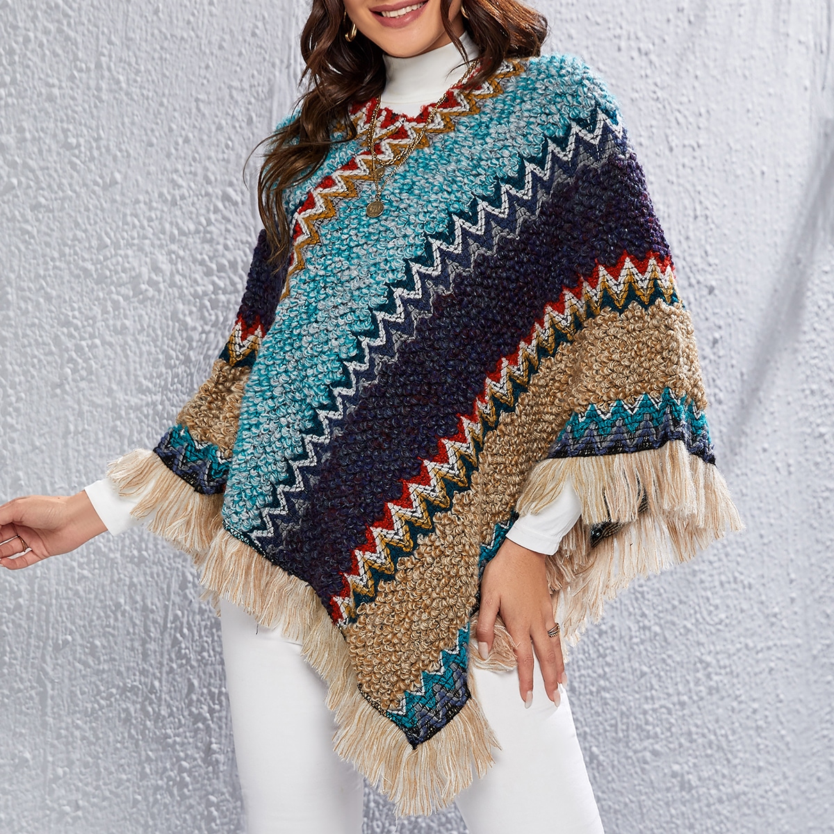 Пончо Контрастный с шевронным узором с бахромой вязаный