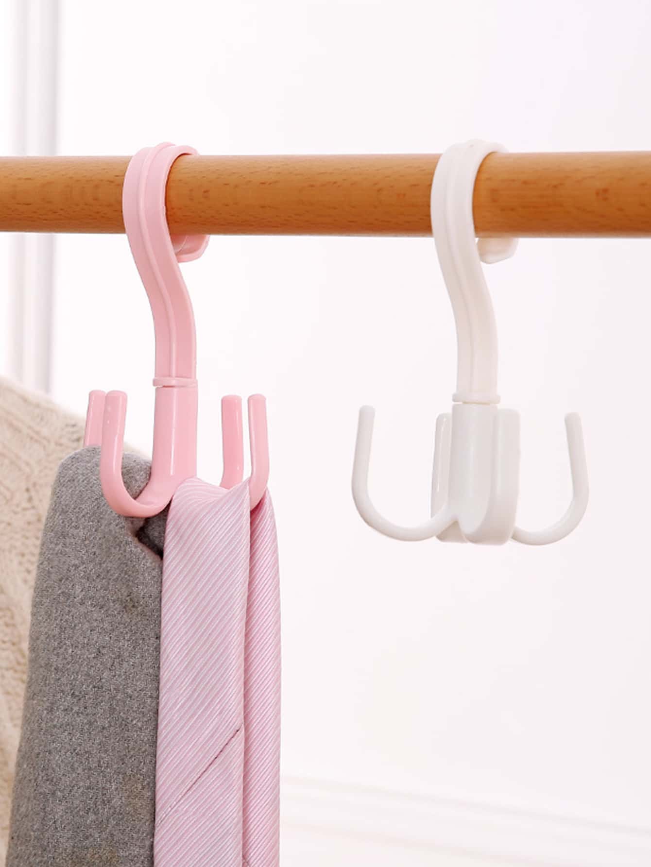 1pc Plastic 4 Claw Design Scarf Hanger, Rotatable Multifunction Belt Rack For Home - Multicolor - View 1