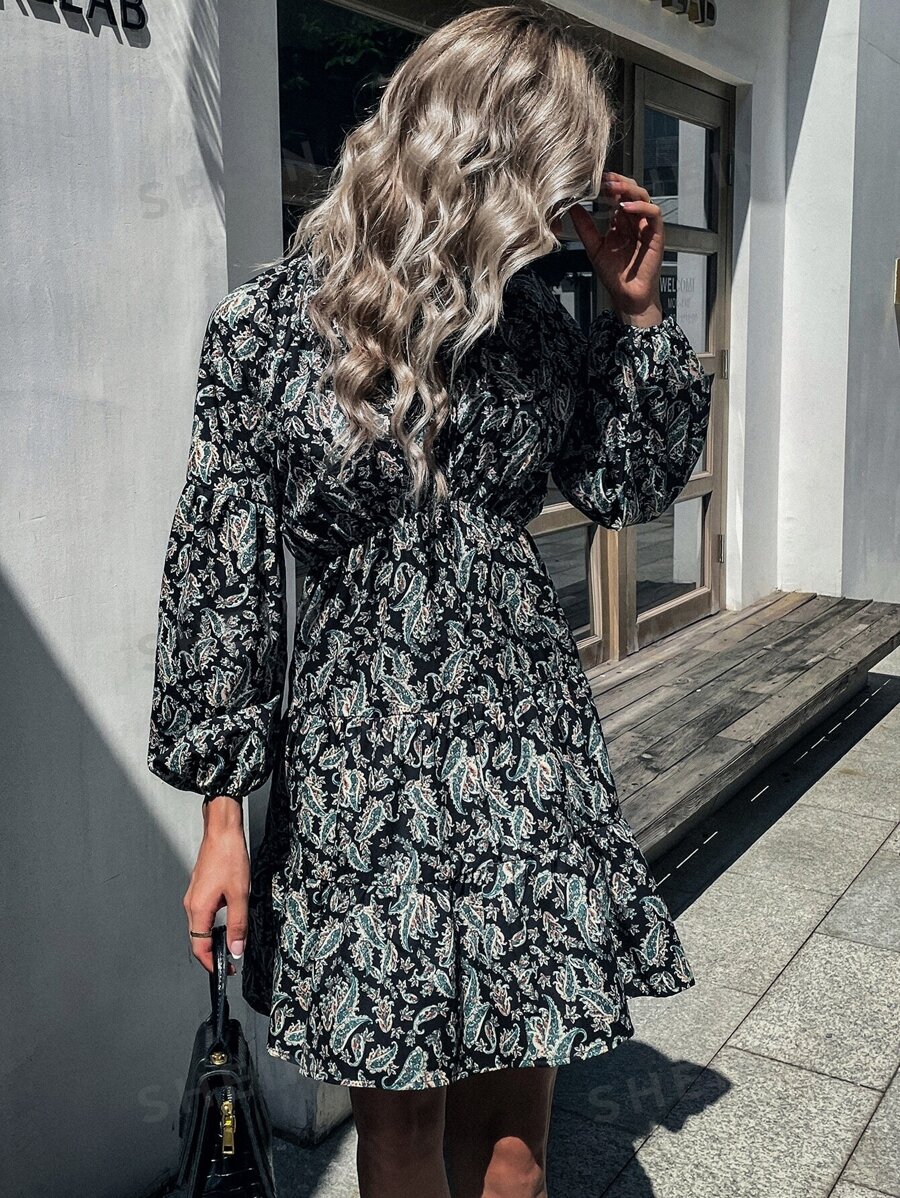 Femmeiva Vestido con estampado de paisley de cuello con cordón de manga obispo bajo con fruncido - Multicolor - Ver 1