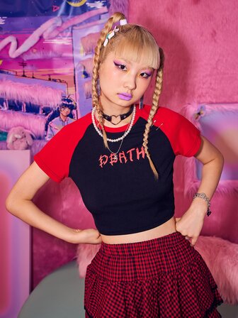 Anime Camiseta corta con letra de color combinado de canalé