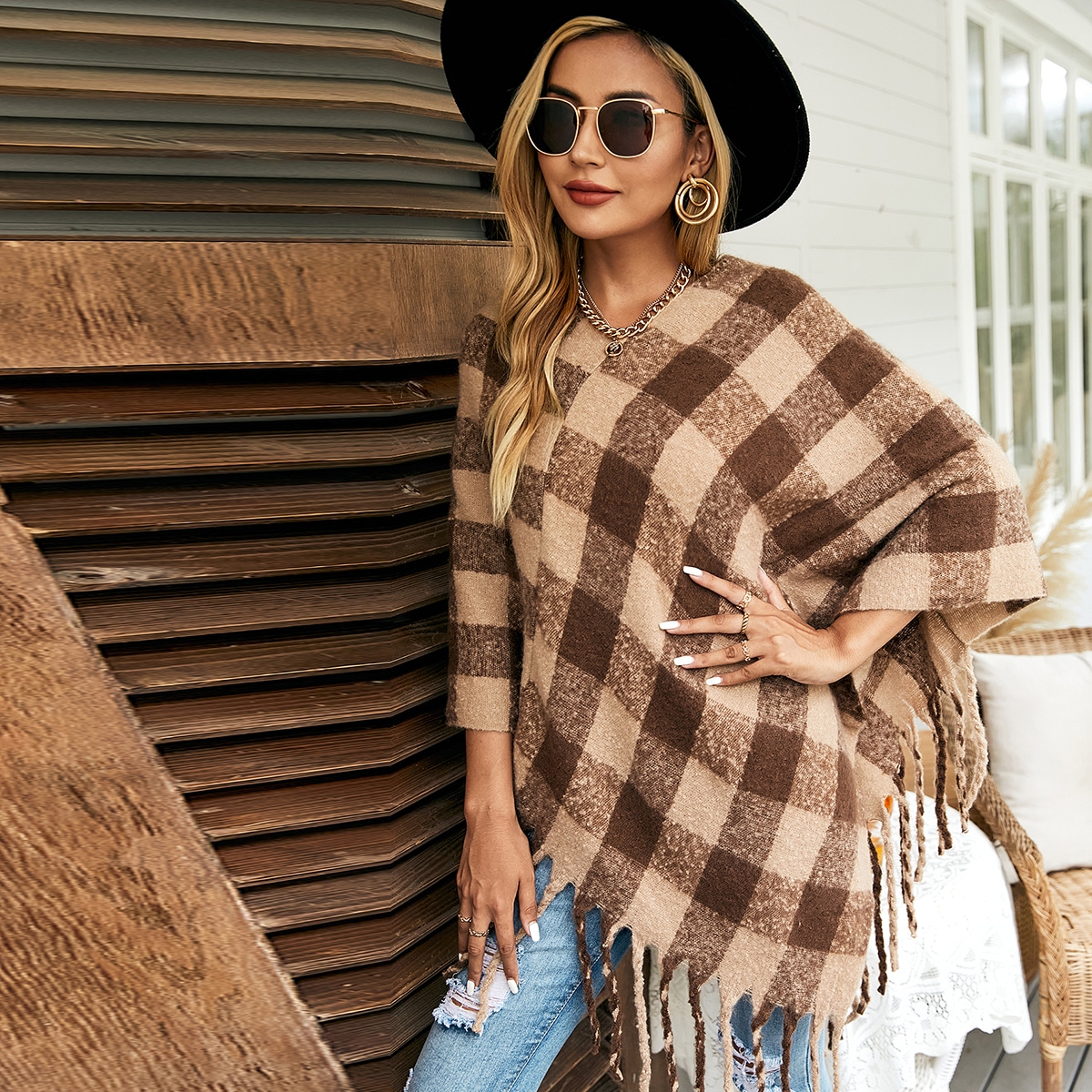 Вязаное пончо в клетку с бахромой