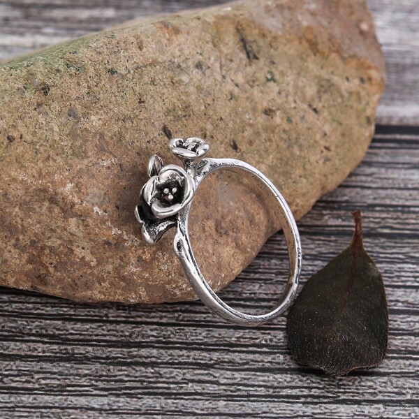 

Flower Detail Ring, Antique silver