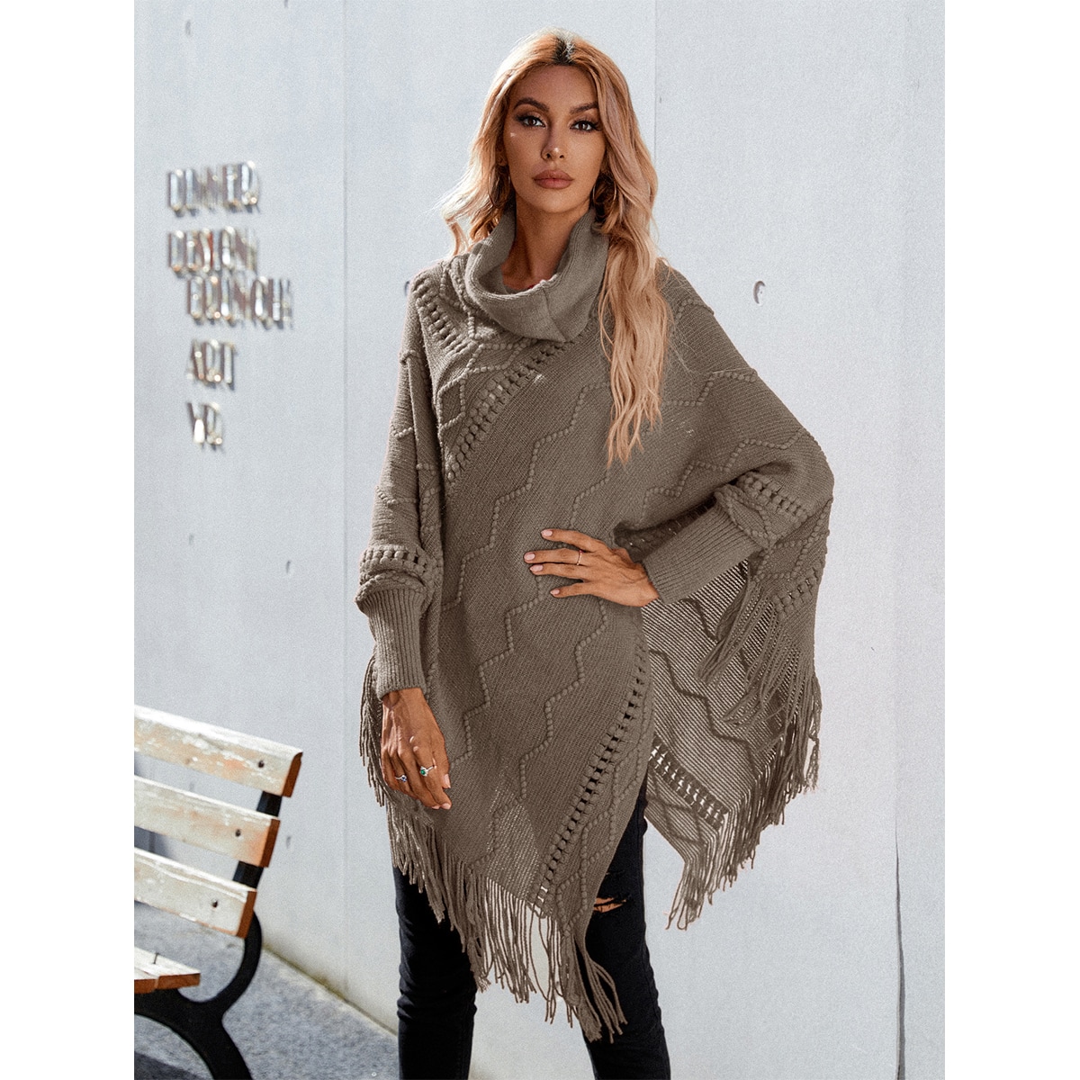 Пончо с бахромой с высоким воротником вязаный