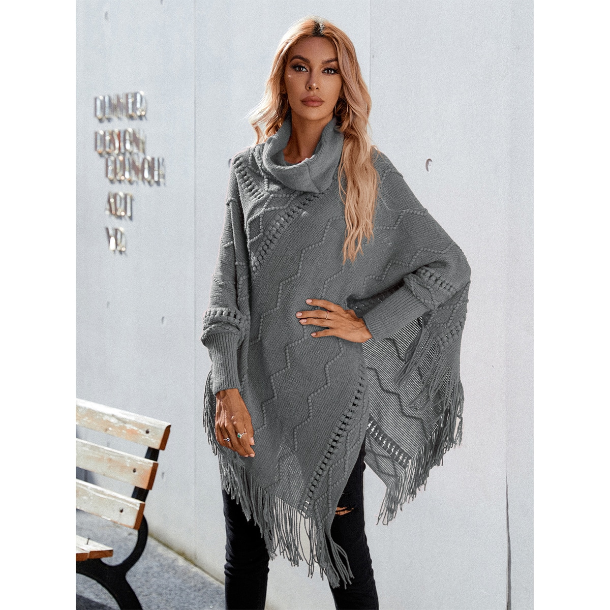 Пончо с бахромой с высоким воротником вязаный