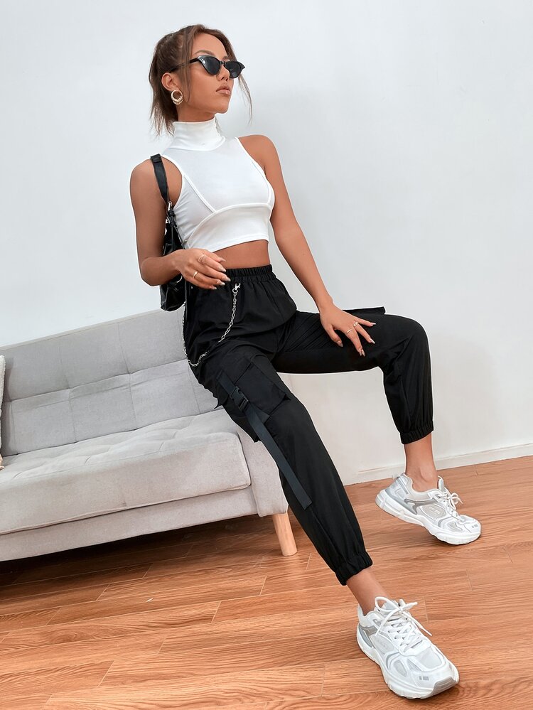 SHEIN PETITE 鏈條細節翻蓋口袋扣飾長褲 - 黑色 - 查看 4