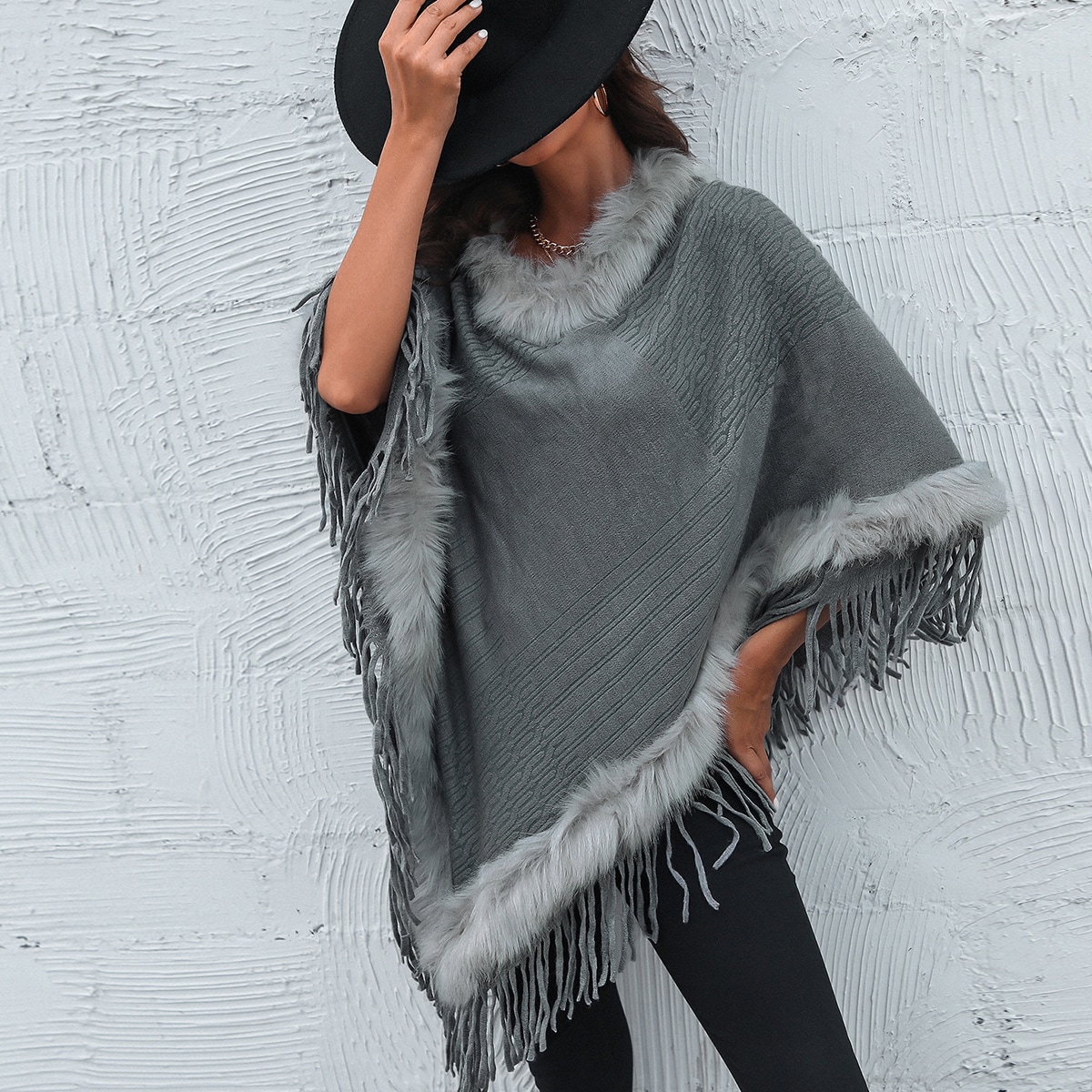 Пончо бахромой из плюша с отделкой вязаный