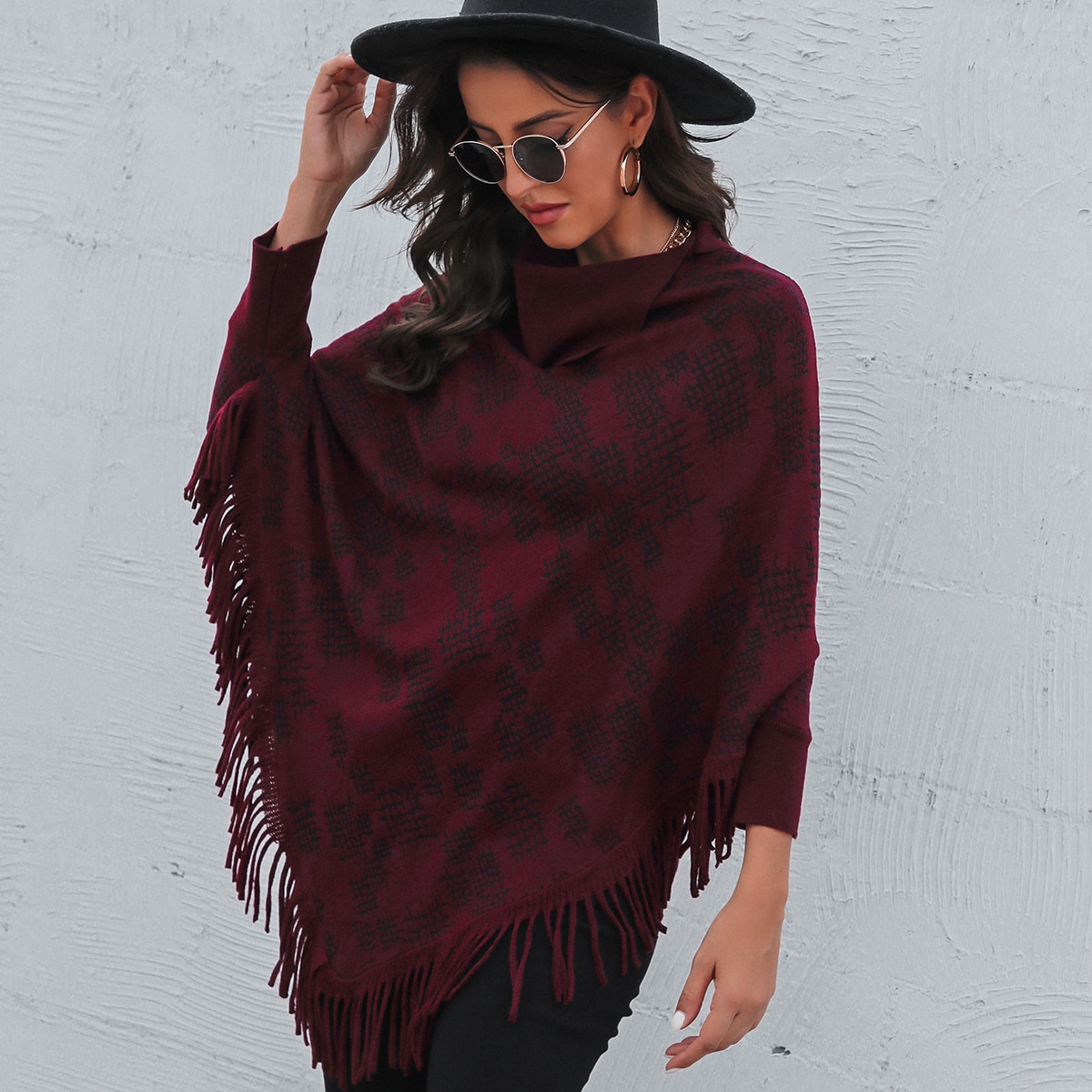 Пончо с узором с бахромой вязаный