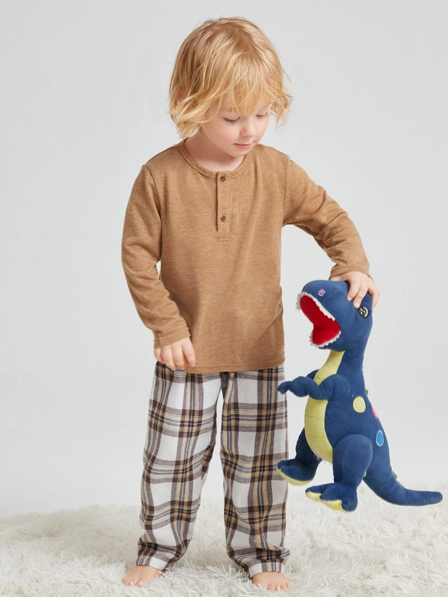 SHEIN Leap Crew 小男孩半纽扣 T 恤和格子裤睡衣套装