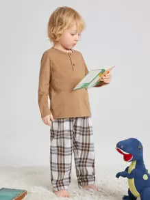 SHEIN Leap Crew 小男孩半纽扣 T 恤和格子裤睡衣套装