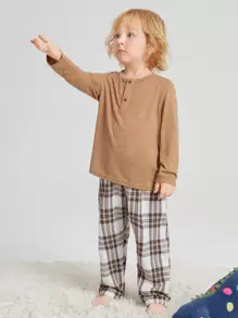 SHEIN Leap Crew 小男孩半纽扣 T 恤和格子裤睡衣套装