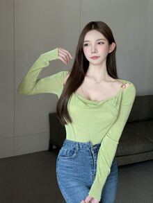 Solid Clasp Detail Slit Hem Slim Tee