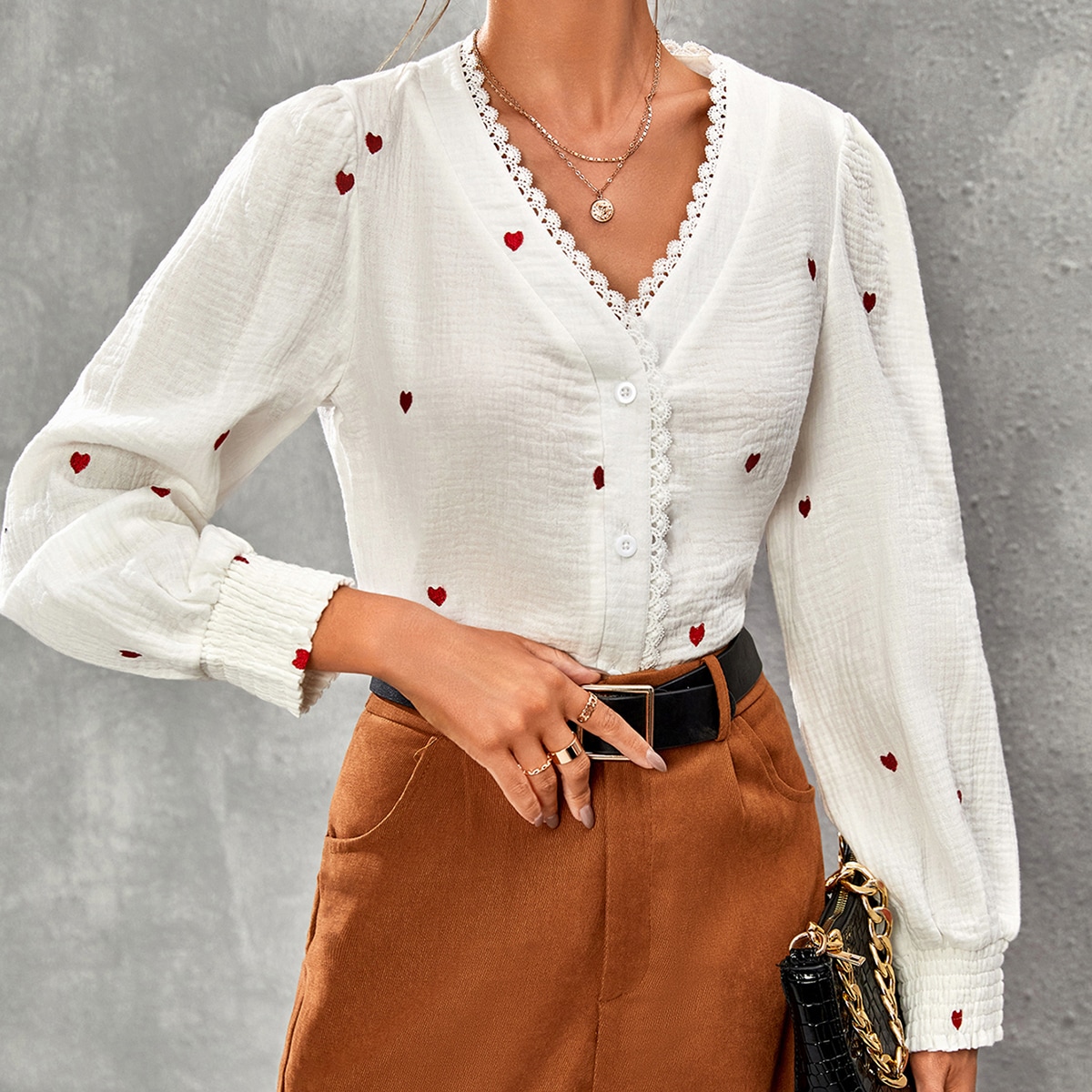 Блуза с узором сердечка с кружевной отделкой