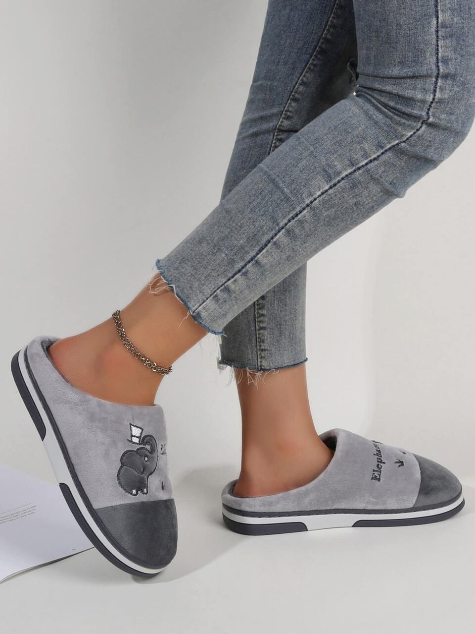 Women's Gray Cartoon Print Soft Bottom Comfortable Lightweight Slip-On Casual Indoor Slippers, Suitable For Spring, Autumn,Fluffy Slippers