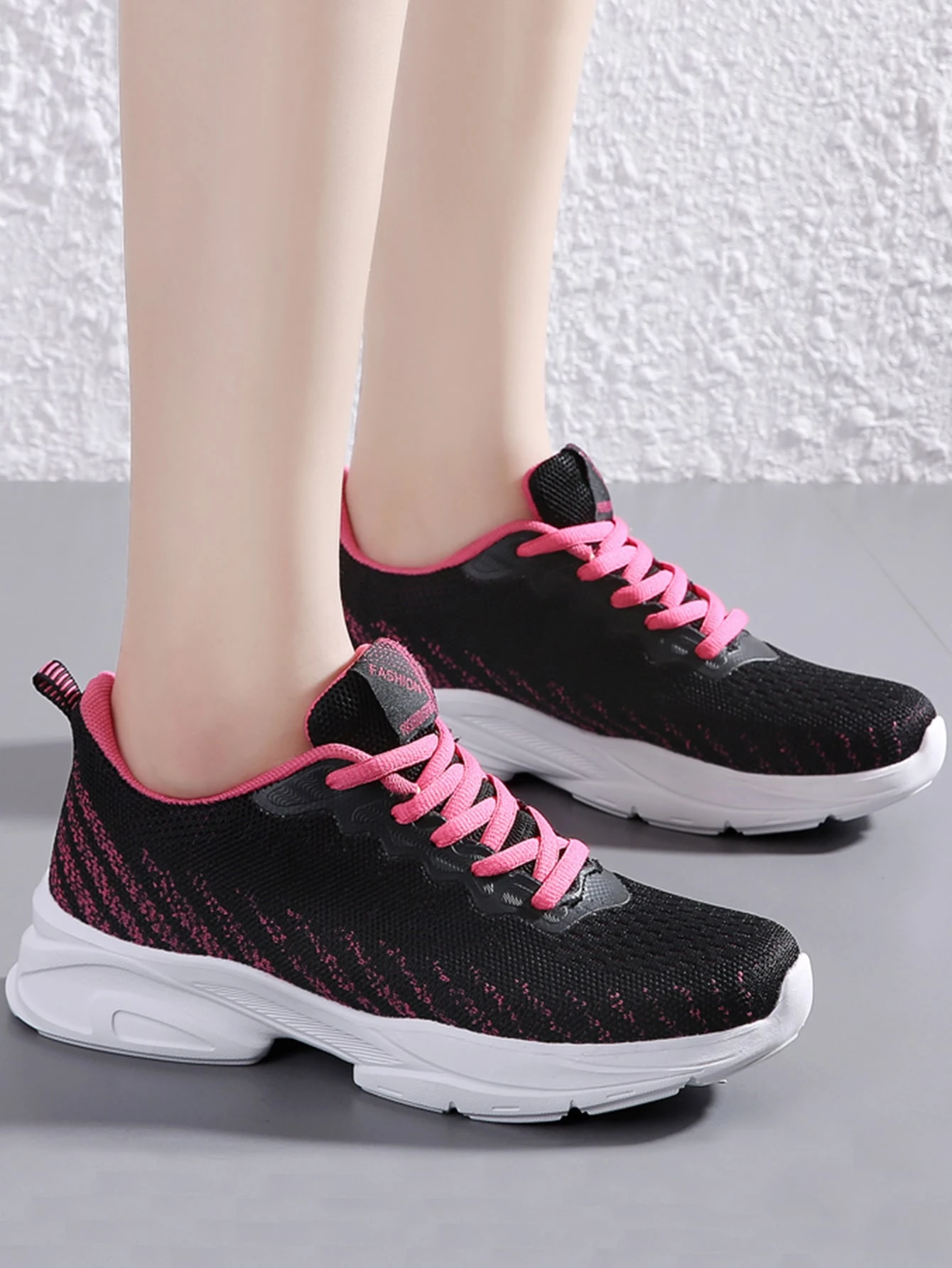 Zapatos de atletismo con patrón de rayas con cordón Zapatos de atletismo con patrón de rayas con cordón