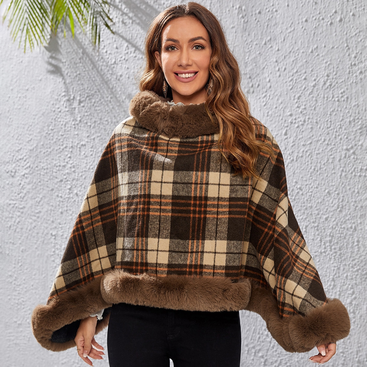 Пончо в клетку из плюша с отделкой вязаный