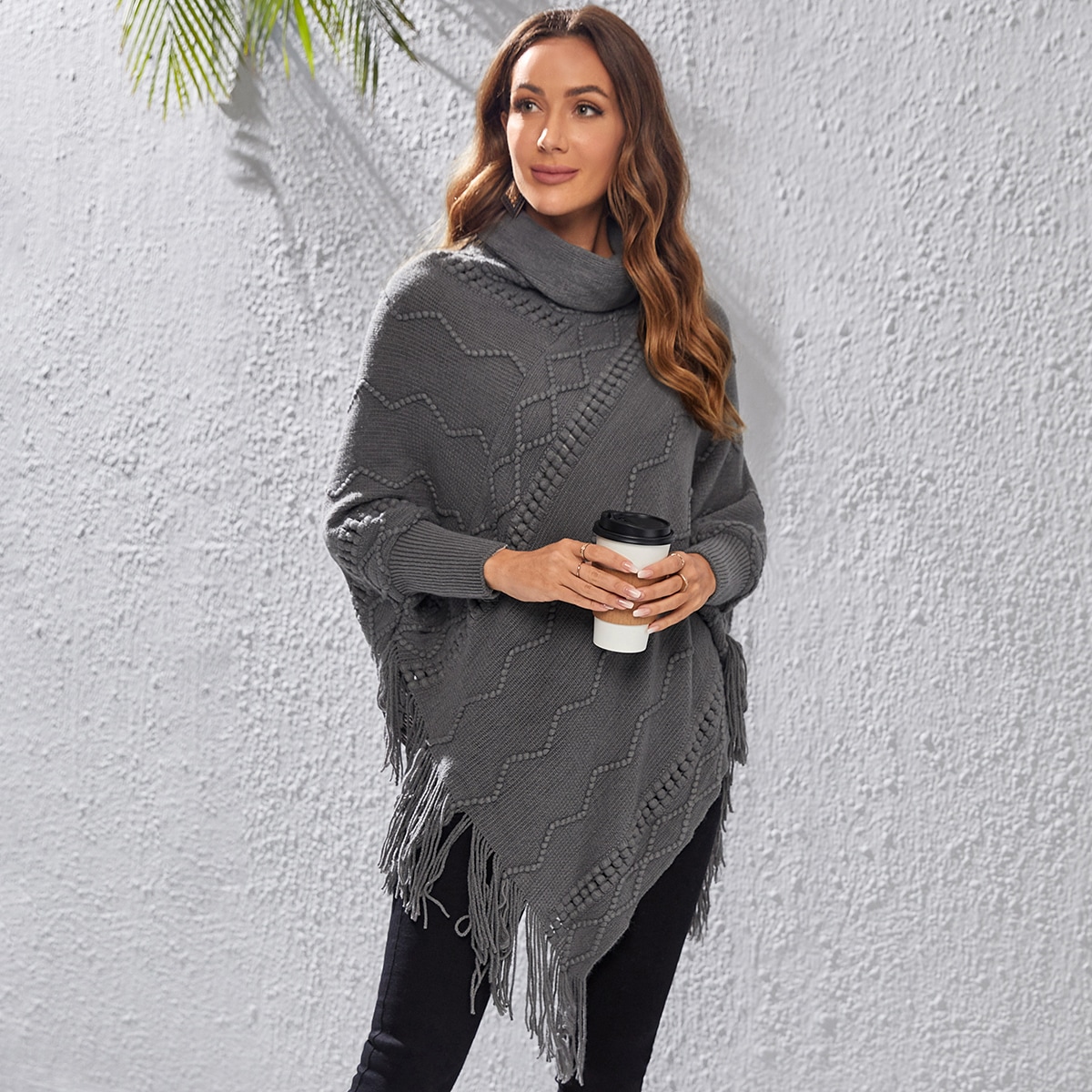 Пончо с высоким воротником с бахромой вязаный