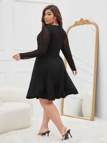 SHEIN Privé 大碼交疊領拼接網紗洋裝 - 黑色 - 查看 2