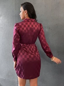 SHEIN Unity 棋盤格提花前打結緞面襯衫連衣裙 - 酒紅色 - 查看 2