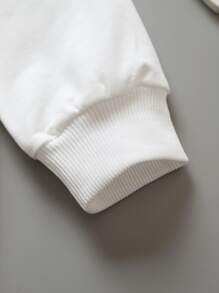 年輕女孩薯條和口號圖形運動衫