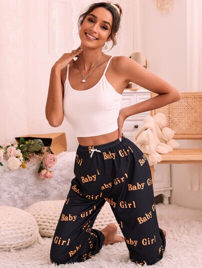 طقم بيجامة كامي بتفاصيل فيونكة بجرافيك عبارة