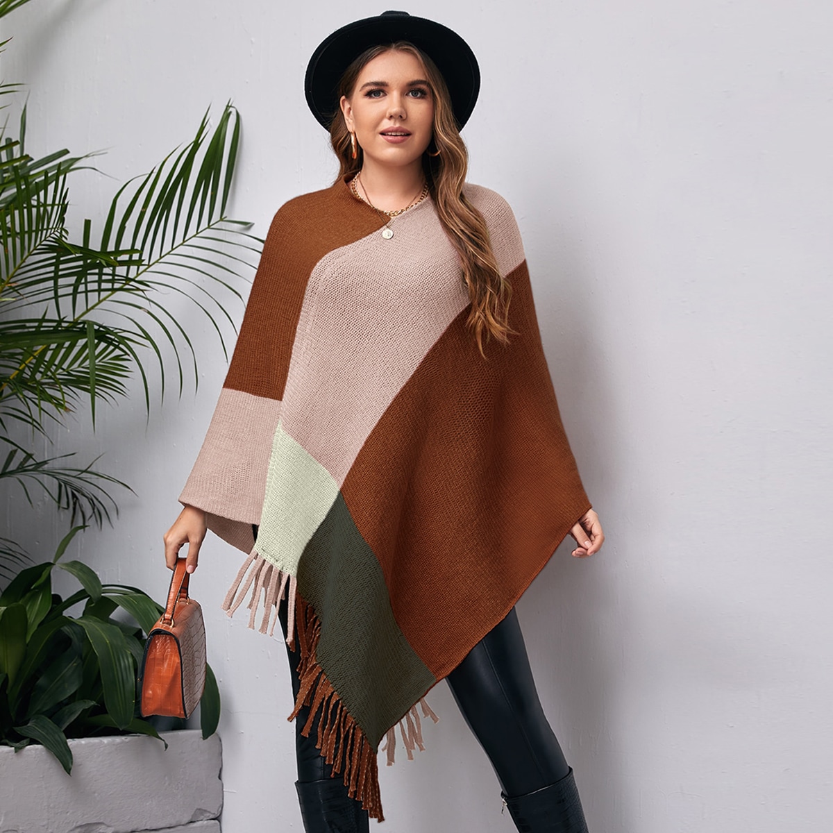 Контрастнон вязаное пончо с бахромой