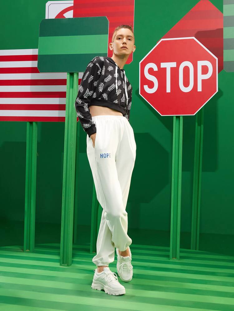 SONIA DRIDI Áo hoodie croptop in hình cây có dây rút thả vai thiết kế - Đen và trắng - Xem 4