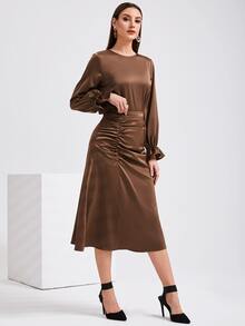 Modelyn 荷葉袖上衣和高腰褶邊半身裙