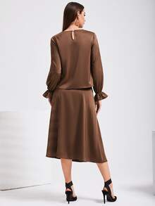 Modelyn 荷葉袖上衣和高腰褶邊半身裙