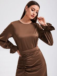 Modelyn 荷葉袖上衣和高腰褶邊半身裙