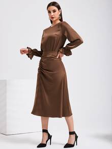 Modelyn 荷葉袖上衣和高腰褶邊半身裙