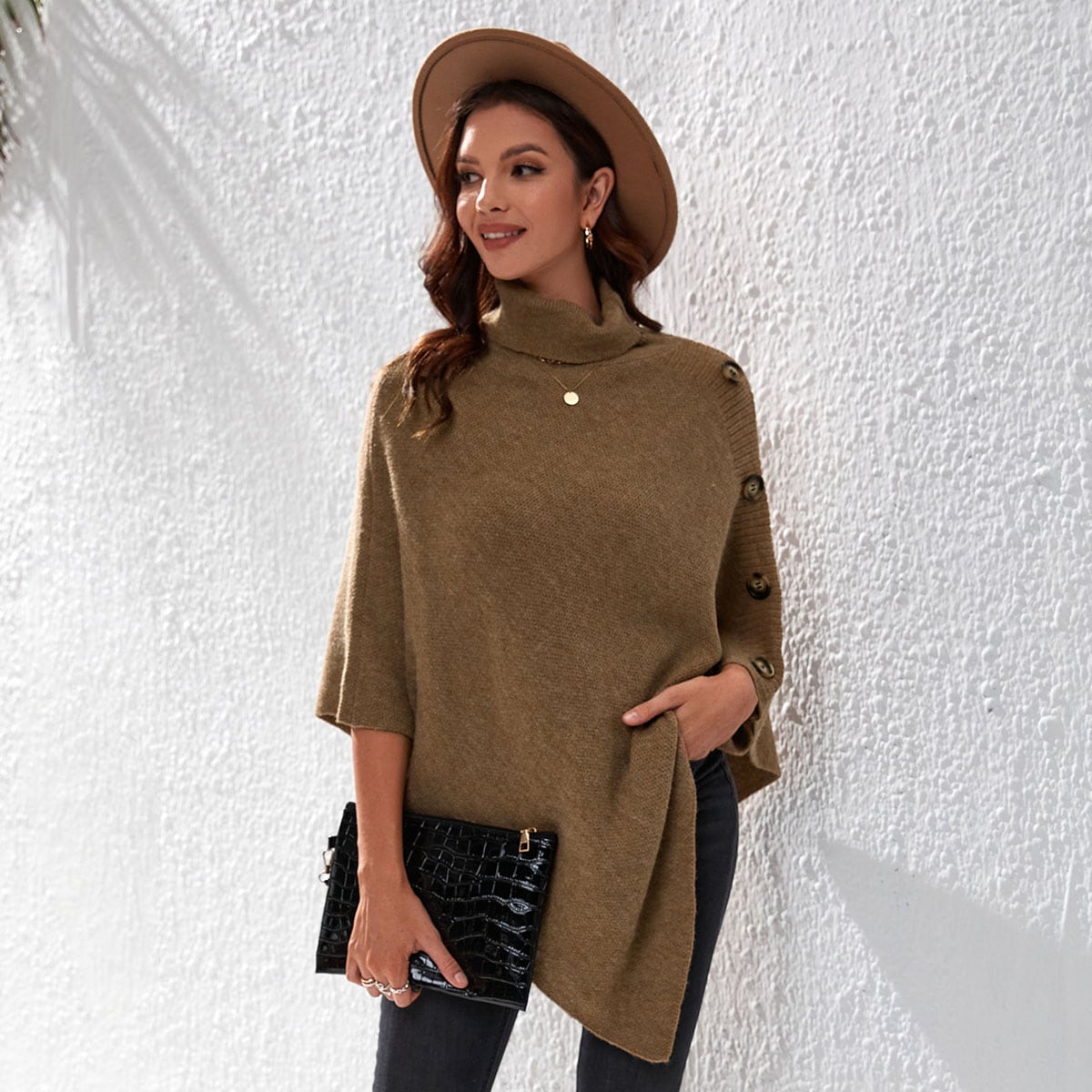 Пончо с высоким воротником с пуговицами вязаный