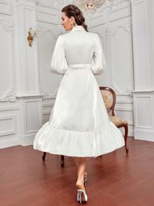 Modelyn 1 pieza Vestido con cinturón de cuello esmoquin bajo con fruncido cruzado - Blanco - Ver 2