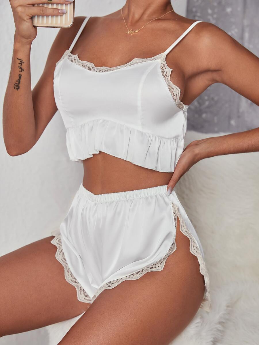 蕾絲邊荷葉邊緞面吊帶上衣和高開叉短褲睡衣套裝 - 白色 - 查看 1