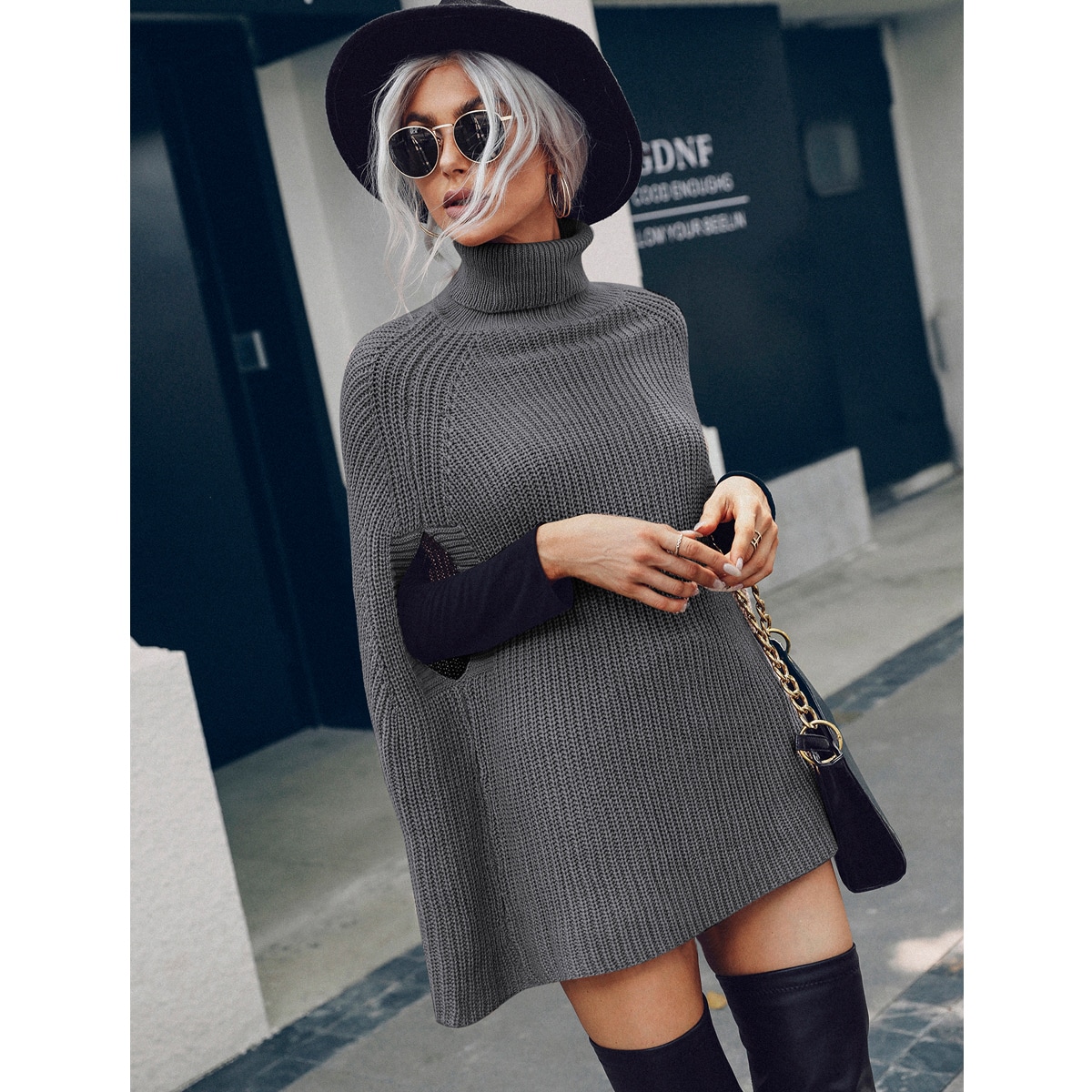 Пончо с высоким воротником с рукавами-пончо в рубчик