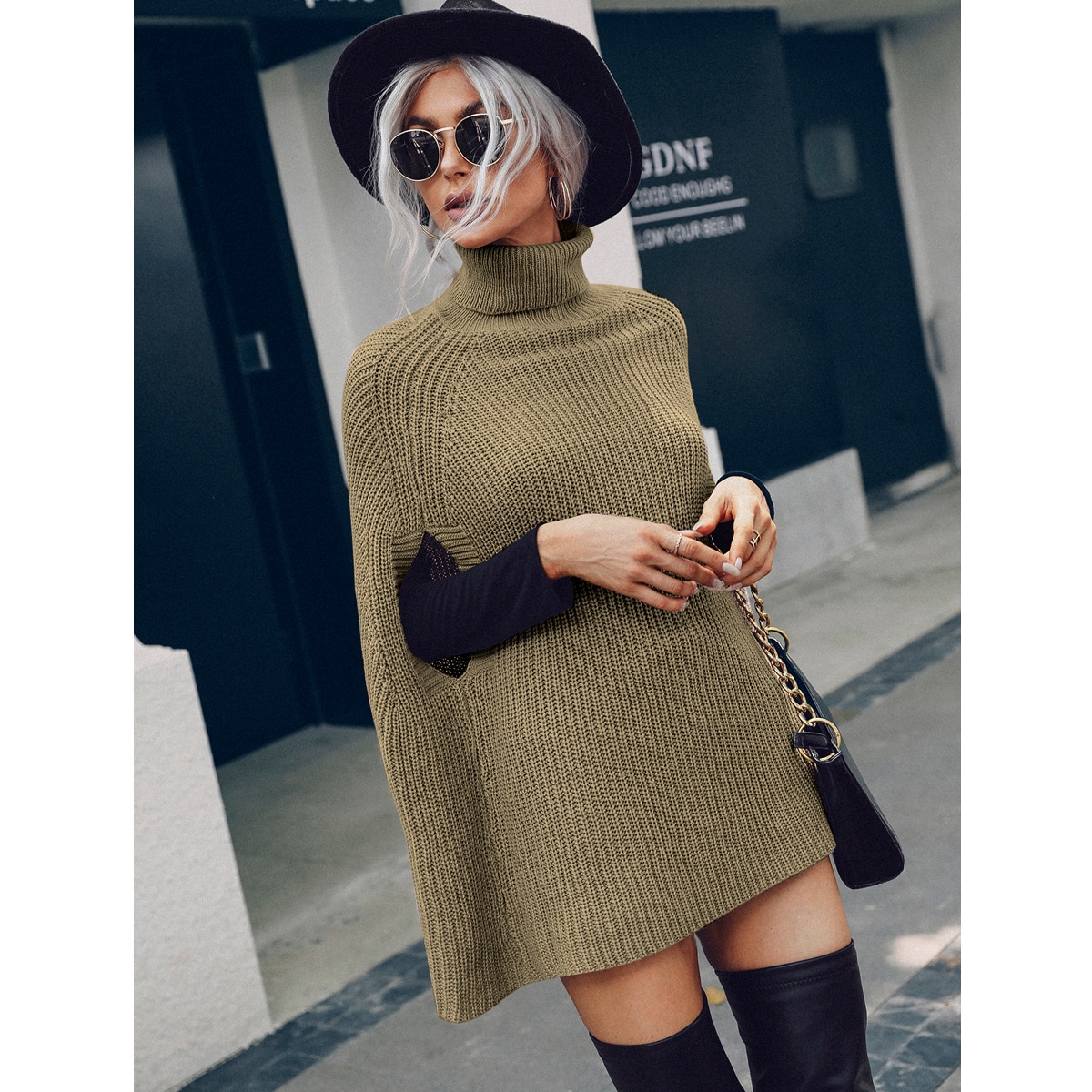 Пончо с высоким воротником с рукавами-пончо в рубчик