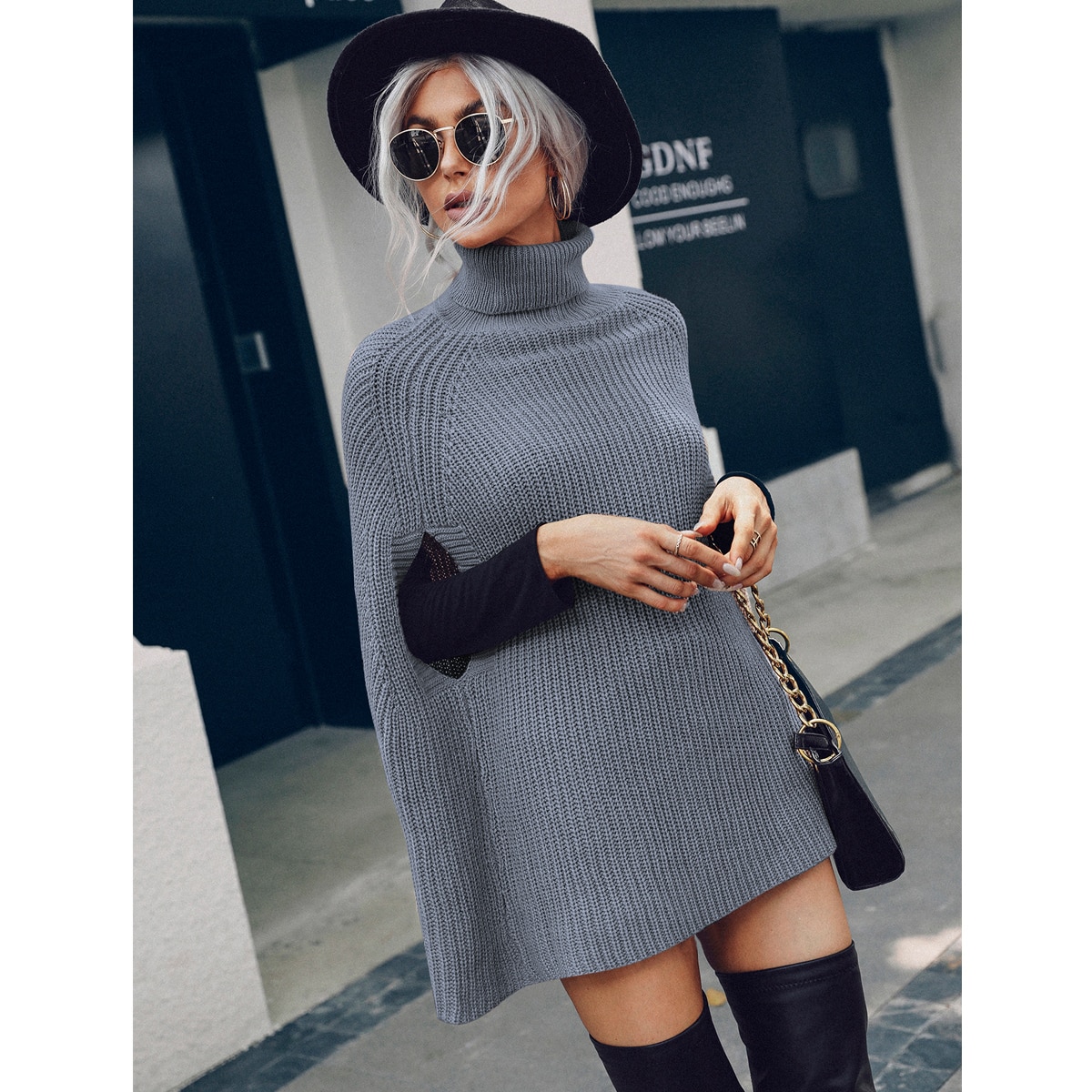 Пончо с высоким воротником с рукавами-пончо в рубчик