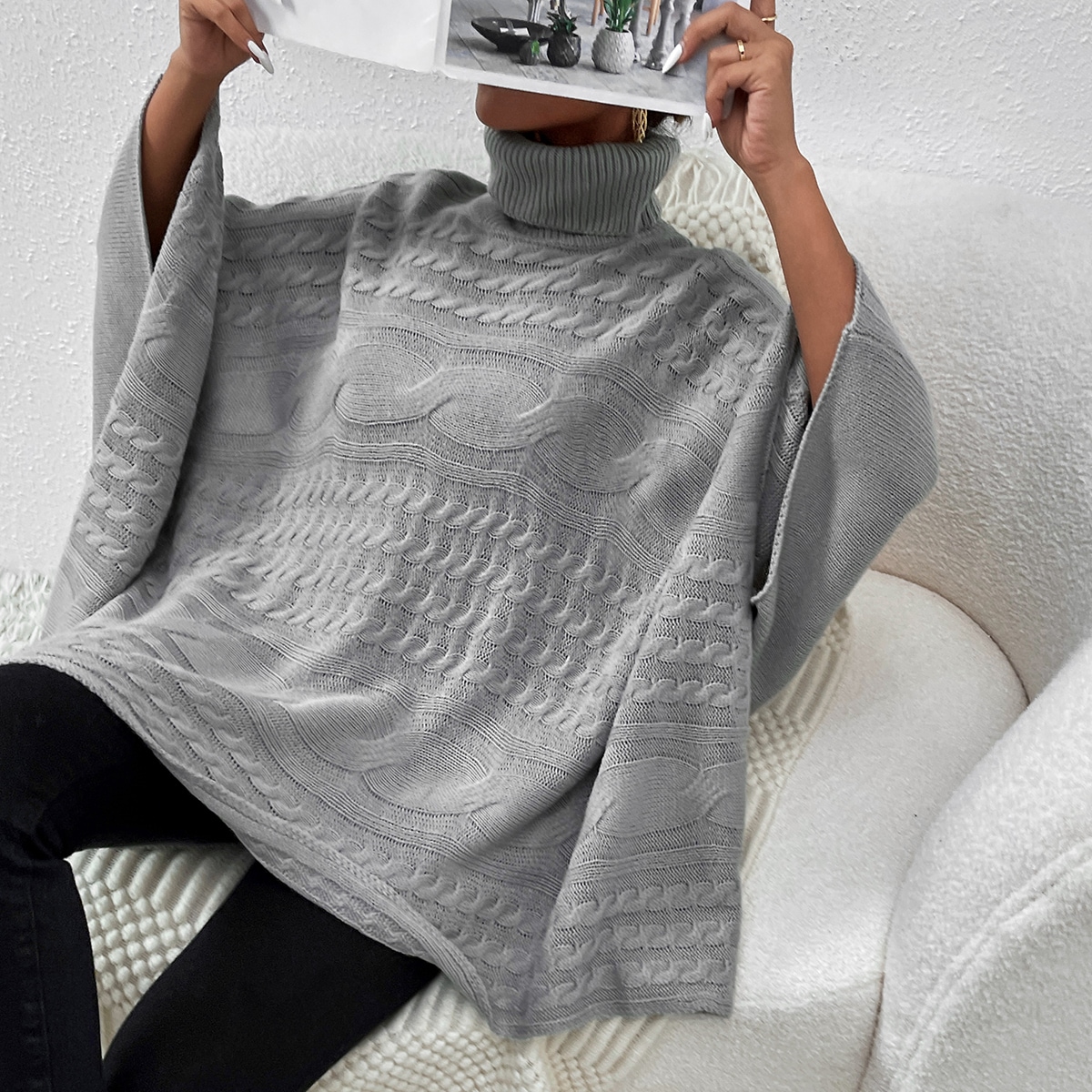 Пончо с высоким воротником с рукавами "летучая мышь" вязаный