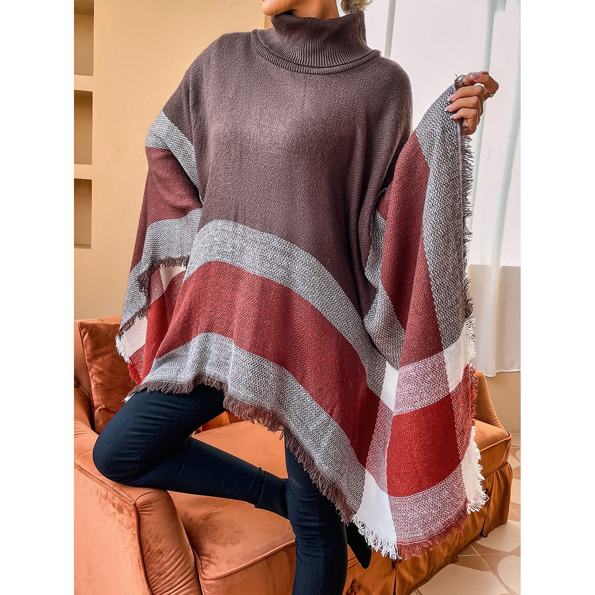 Пончо Контрастный с высоким воротником вязаный