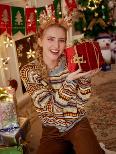 لباس علوي محبوك مزركش بنمط هندسي ومخطط